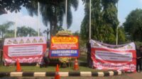 Diamnya Pejabat Berwenang Atas Dugaan Pungli di SMPN 1 Tamsel, AKAMSI KIRIMKAN KARANGAN BUNGA DUKA CITA KEPADA Pj BUPATI BEKASI