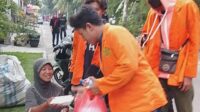 Peduli Dengan Sesama, KAMPUS STIE Mulia Pratama Berbagi Takjil Kepada Kaum Dhuafa