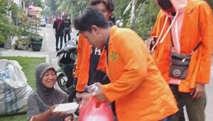 Peduli Dengan Sesama, KAMPUS STIE Mulia Pratama Berbagi Takjil Kepada Kaum Dhuafa