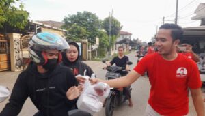 Nugraha Aditama Bacaleg Dari Partai PDIP DPRD Kab Tanggerang Bagi bagi Takjil