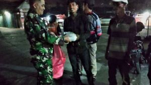 Nasi Bungkus Dibagikan Pada Sopir Dan Pemulung Saat Sahur Oleh Jajaran Koramil 0602-19/Cikande