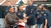 Jajaran karang taruna kecamatan Kronjo bagi” takjil kepada masyarakat yang melintas di jalan raya Kronjo