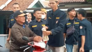 Jajaran karang taruna kecamatan Kronjo bagi” takjil kepada masyarakat yang melintas di jalan raya Kronjo