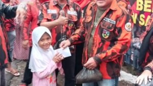 Peduli Di Bulan Ramadhan,Ormas PP MPC Lebak Bagikan Takjil Dan Santunan