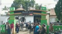 Desa  Sanding Taman Panjalu di Geruduk Masa Kades Susah di Temui