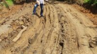 Warga Keluhkan Jalan Cirinten-Gunungkencana Rusak Parah