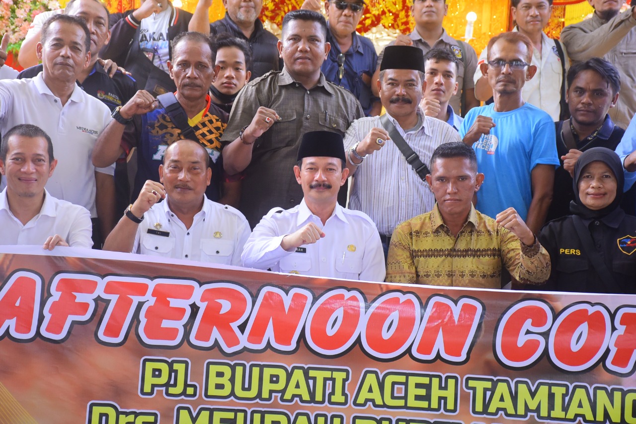 Pj. Bupati Meurah Budiman bersama para insan pers berfoto usai dialog audiensi afternoon coffee. Dok : Prokopim/SWARA45.COM]