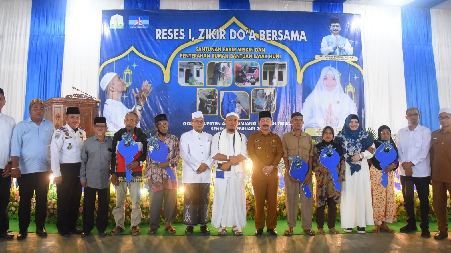 Pj Bupati Aceh Tamiang, Dr. Drs. Meurah Budiman, SH, MH, bersama Anggota DPRA, Nora Idah Nita, SE, Ustad Zul Arafah dan Kepala SKPK berfoto usai penyerahan secara simbolis 76 rumah layak huni.