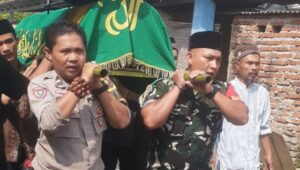 babinkamtibmas Dan Babinsa desa Sentul mengucapkan bela sungkawa kepada almarhum RT Dulgai/ ucha