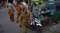 Sekda Bergerak Turun Mengecek Sejumlah Harga Sembako di Pasar Pagi Kota Kualasimpang