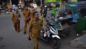 Sekda Bergerak Turun Mengecek Sejumlah Harga Sembako di Pasar Pagi Kota Kualasimpang