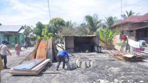 Warga Korban Kebakaran di Aceh Tamiang Mendapat Bantuan Metreal Bangunan