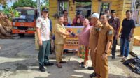 Mewakili Pj Bupati, Sekda Asra Menyerahkan Bantuan Kepada Korban Kebakaran