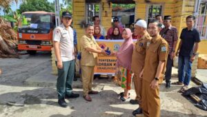 Mewakili Pj Bupati, Sekda Asra Menyerahkan Bantuan Kepada Korban Kebakaran