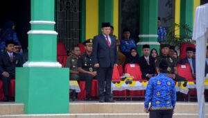 Sekda Asra Bertindak Sebagai Inspektur Saat Upacara Hari Otononi Daerah