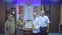Aceh Tamiang Mendapat Piala dan Piagam Universal Health Coverage