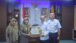 Aceh Tamiang Mendapat Piala dan Piagam Universal Health Coverage