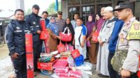 Safiah Warga Kampung Seumantoh Korban Kebakaran Dapat Bantuan dari Pemkab Setempat.
