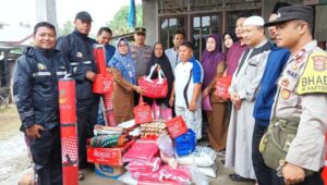 Safiah Warga Kampung Seumantoh Korban Kebakaran Dapat Bantuan dari Pemkab Setempat.