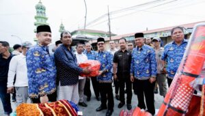 Pj Bupati Aceh Tamiang Serahkan Bantuan Masa Panik Musibah Kebakaran