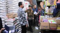Pj Bupati Meurah bersama Kadis Perindagkop dan UMKM Tinjau Pasar Kualasimpang