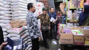 Pj Bupati Meurah bersama Kadis Perindagkop dan UMKM Tinjau Pasar Kualasimpang