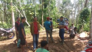 Buka Akses Jalan Baru Kades Jayasari Gotongroyong Bareng Warga
