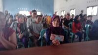 Pos Indonesia menyerahkan bantuan sosial PKH dan sembako dari pemerintah Dinas Sosial