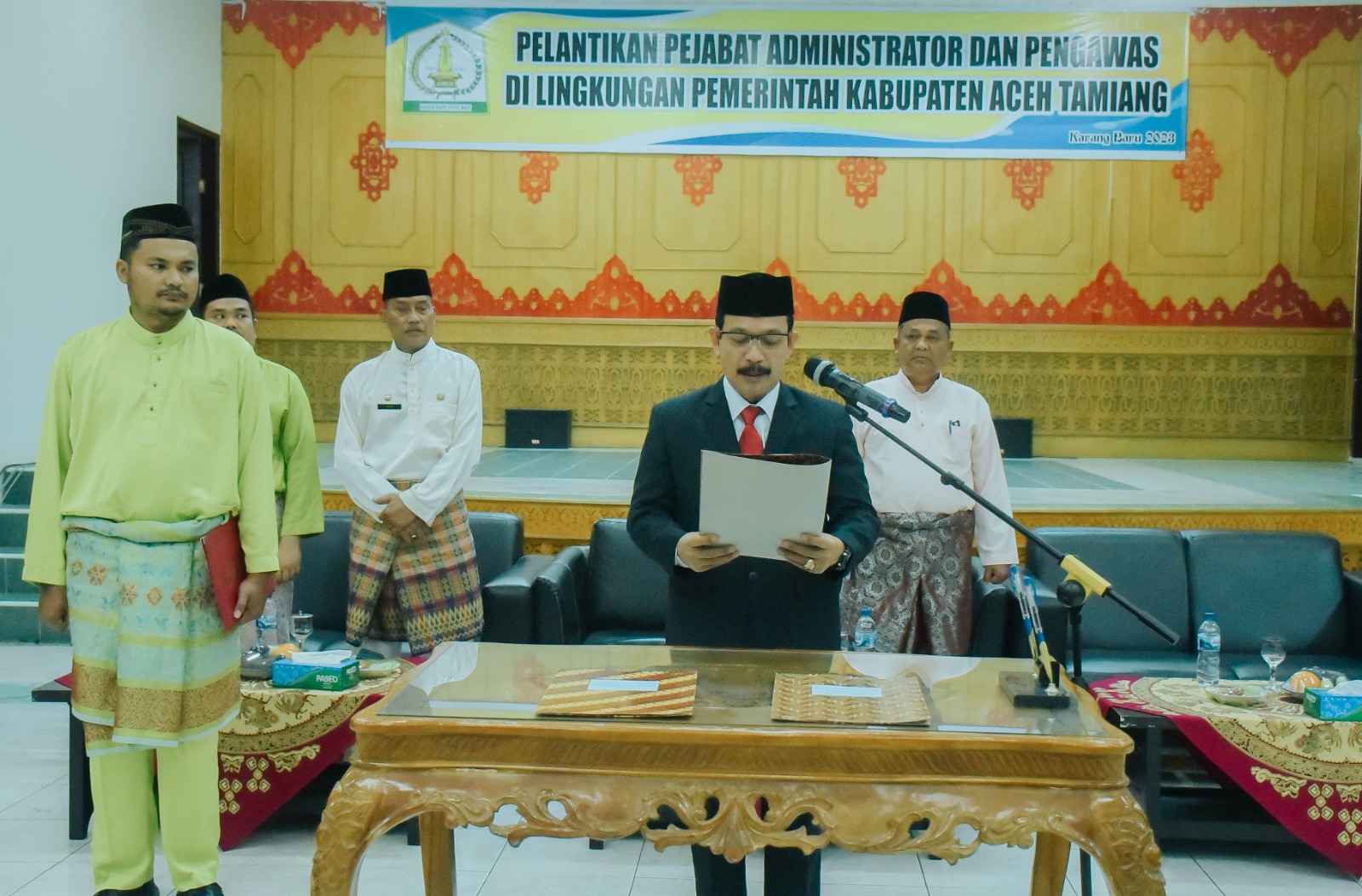 Pj. Bupati Aceh Tamiang, Dr. Drs. Meurah Budiman, SH, MH membacakan naskah sumpah jabatan. Dok prokopim 2023/SWARA45.COM/Afrizal]