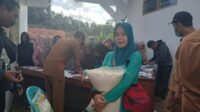 ANTUSIAS WARGA PENERIMA BANTUAN BERAS 10 KG RELA MENGANTRI DI BALAI DESA SUKAMANAH.