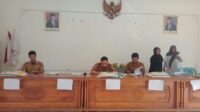 ANTUSIAS WARGA DESA CIKONENG RELA MENGANTRI MENERIMA BANSOS BERAS 10 KG