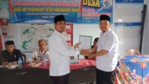 Kades Kadu Agung Barat Lantik Dua Perangkat Desa