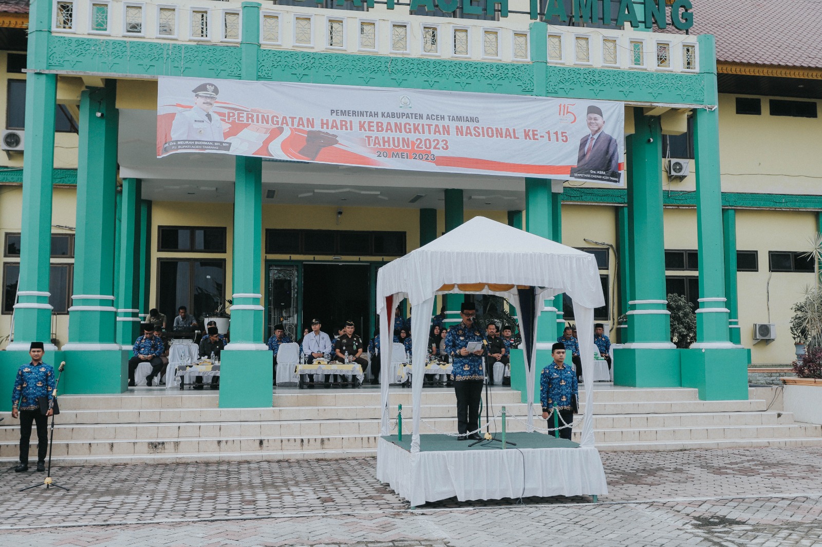 Pj. Bupati Aceh Tamiang, Dr. Drs. Meurah Budiman, SH, MH saat membacakan Amanat Menteri Komunikasi dan Informatika RI pada peringatan Hari Kebangkitan Nasional ke 115. Dok Prokopim 2023/SWARA45.COM/AFRIZAL]