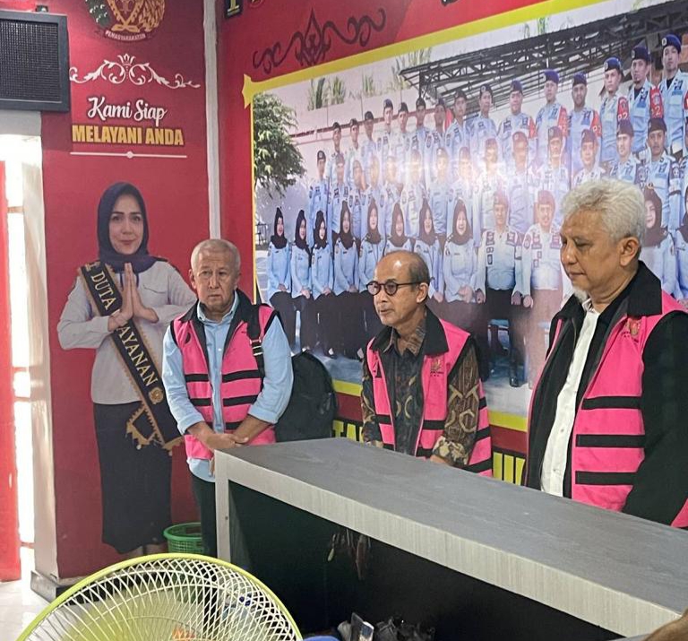 Poto : tiga tersangka yang telah sampai di Rutan Kelas IIB Banda Aceh untuk ditahan. Dok : Kejaksaan Tinggi Aceh/SWARA45.COM/Afrizal]