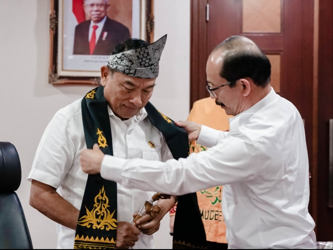 Poto : Pj. Bupati Dr. Drs Meurah Budiman, SH, MH, saat memasangkan selempang motif songket khas Tamiang kepada Kepala Staf Kepresidenan Jenderal (Purn) Dr. Moeldoko, di Gedung Bina Graha, Komplek Istana Kepresidenan RI, Jakarta, Rabu (7/6/2023).