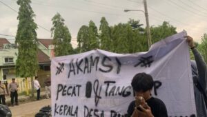 Diduga Salah gunakan BumDes untuk Kepentingan Pribadi, AKAMSI GERUDUK KANTOR DESA BURANGKENG