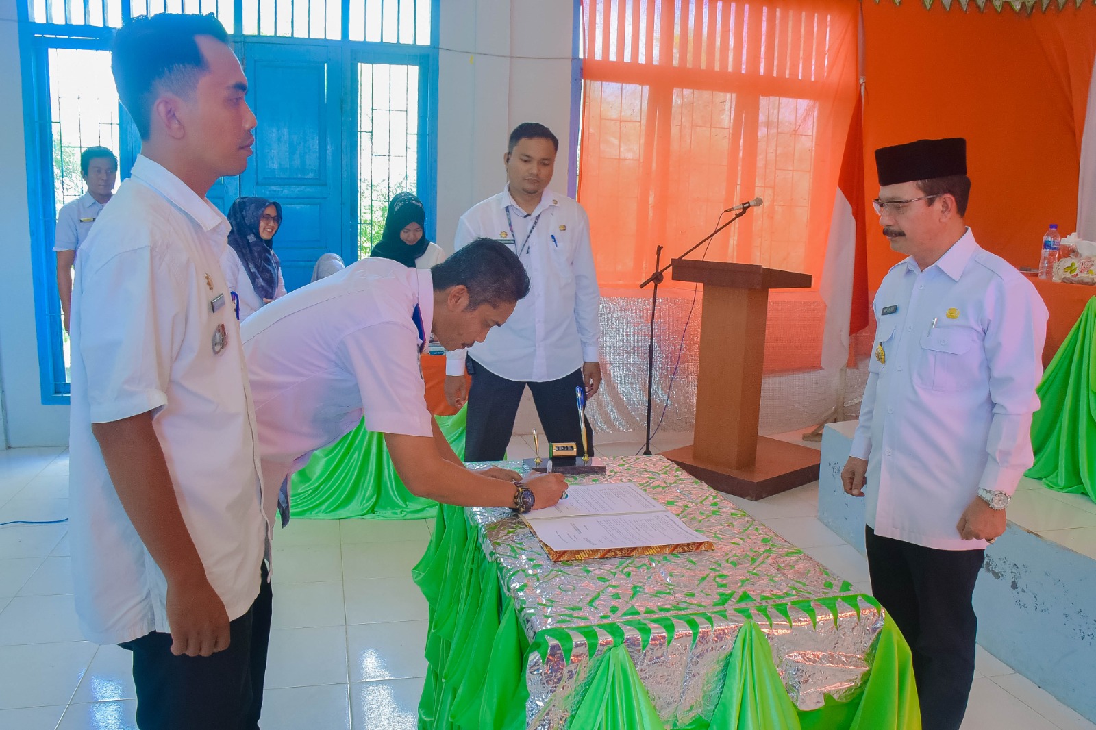 Poto : Penandatanganan berita acara serah terima dan penyerahan serah terima tugas/jabatan. SWARA45.COM/Afrizal]