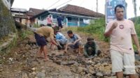 Ormas Badak Banten Perjuangan (BBP) Dpac Cirinten Gotong Royong Perbaiki Jalan Rusak.