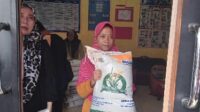 Penyaluran Beras 10 KG di Desa Sindang Kasih Tahap 3