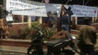 Warga Camping Depan Kantor Desa dan Pasang Spanduk