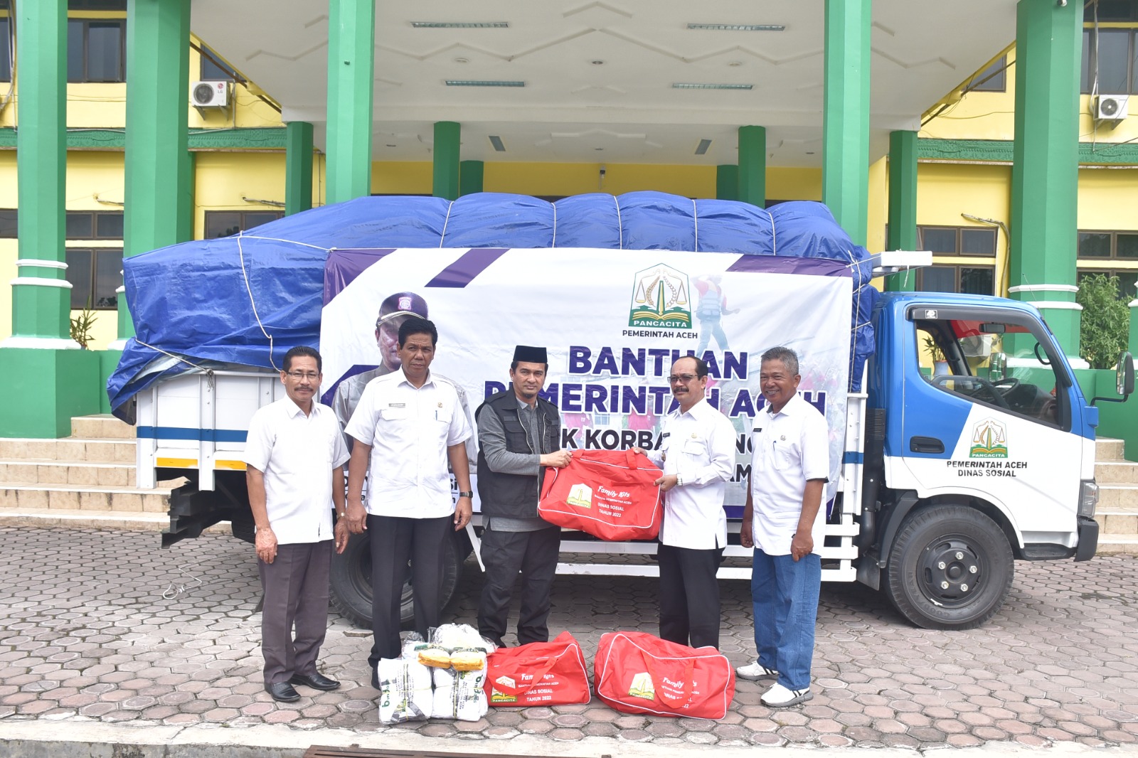 Poto : Pj. Bupati Aceh Tamiang, Dr. Drs. Meurah Budiman, SH, MH, saat menerima bantuan stok penyangga kebencanaan dari Pemerintah Aceh. SWARA45.COM/Afrizal.