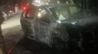 Diduga konsleting  mobil mini bus berjenis ayla hangus terbakar Di jalan raya Sukamulya kp.gerobagan