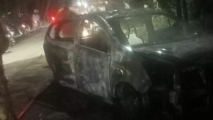 Diduga konsleting  mobil mini bus berjenis ayla hangus terbakar Di jalan raya Sukamulya kp.gerobagan