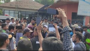Dana Bagi Hasil Lenyap, Puluhan Warga Geruduk Kantor Desa Curug Badak 