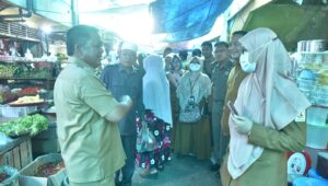 Asra Tinjau Harga Barang di Pasar Pagi