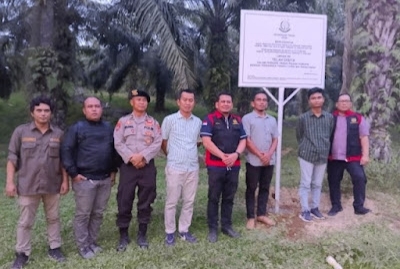 Tim Penyidik Kejaksaan Tinggi (Kejati) Aceh memasang plank Penyitaan Lahan Eks HGU PT Desa Jaya Kamis 6 Juli 2023. (Penyedik KEJATI ACEH) Dok : Lentera24.com/SWARA45.COM.