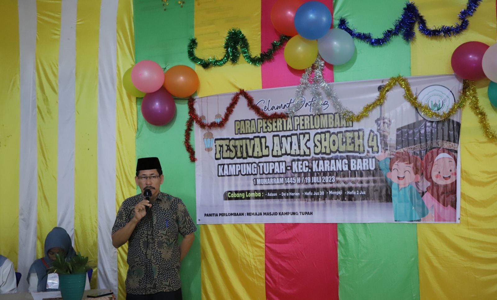 Poto : Staf Ahli Bupati Bidang Pemerintahan, Hukum dan Politik, Drs. Maddiah mewakili Pj. Bupati Aceh Tamiang saat membuka acara Festival Anak Sholeh ke 4 di Kampung Tupah Kecamatan Karang Baru.