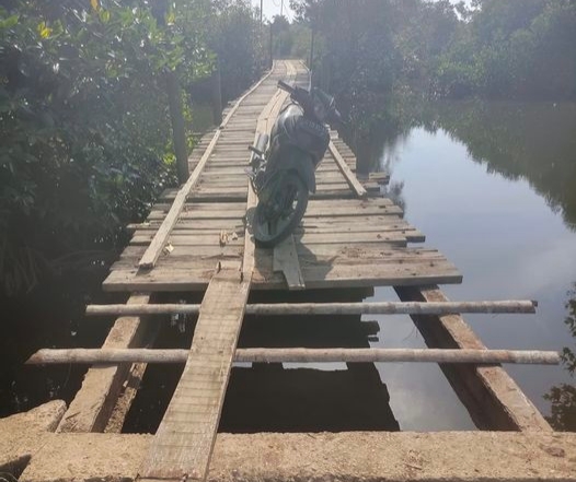 Kondisi kerusakan jembatan penghubung Kampung Lubuk Damar dan Kampung Matang Sentang Kecamatan Seruway.