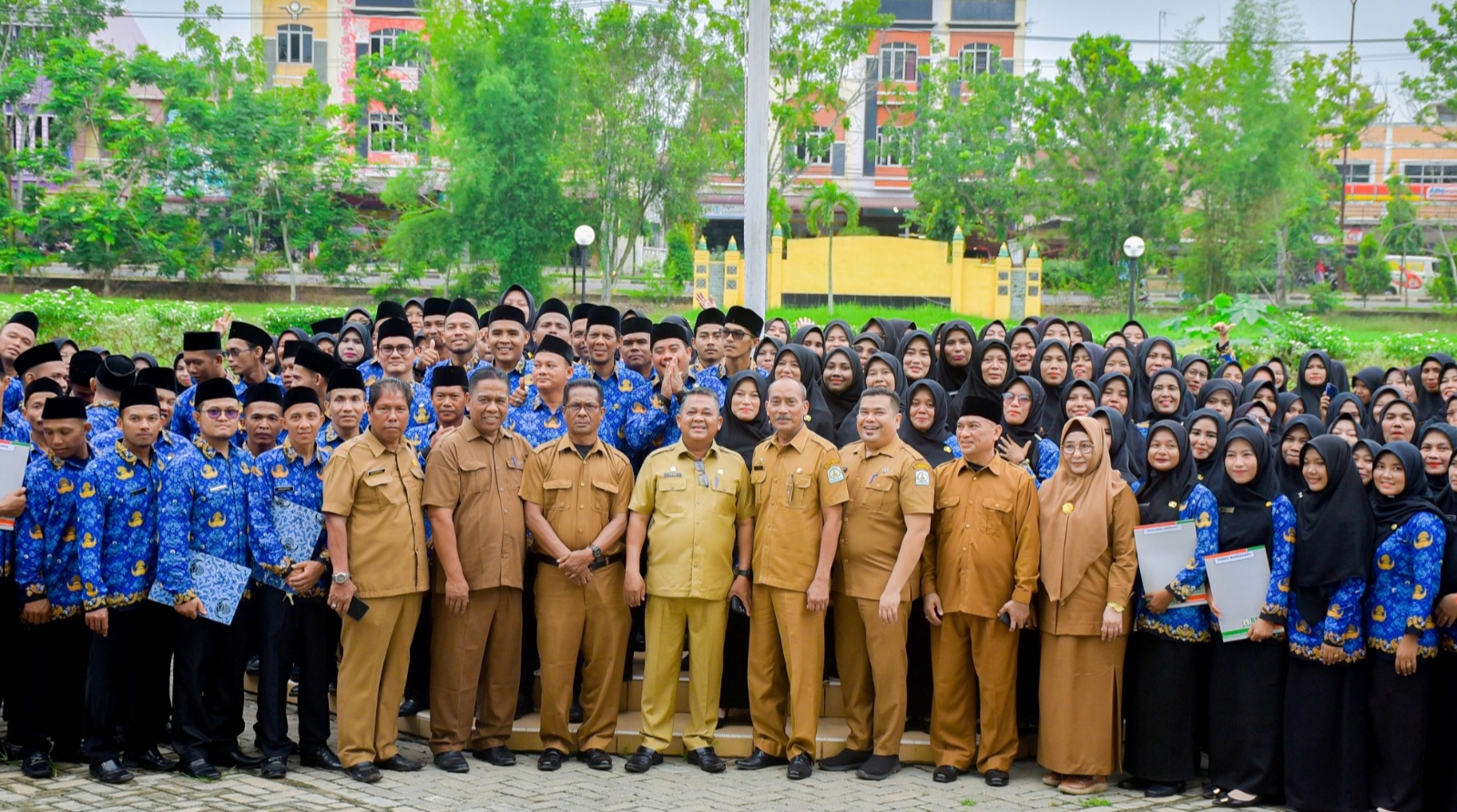 Foto: bersama usai acara penyerahan 456 SK kepada PPPK (Pegawai Pemerintah dengan Perjanjian Kerja) di Lingkungan Aceh Tamiang Formasi Tahun 2022 di Halaman Kantor Bupati setempat, Senin, 31 Juli 2023.