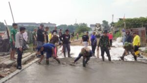 H, Sobri, Mulyani Dan Keluarga Besar Hj Suhati : Satu Hati, Satu Jalan, Bersatu dalam Memperbaiki Jalan Rusak